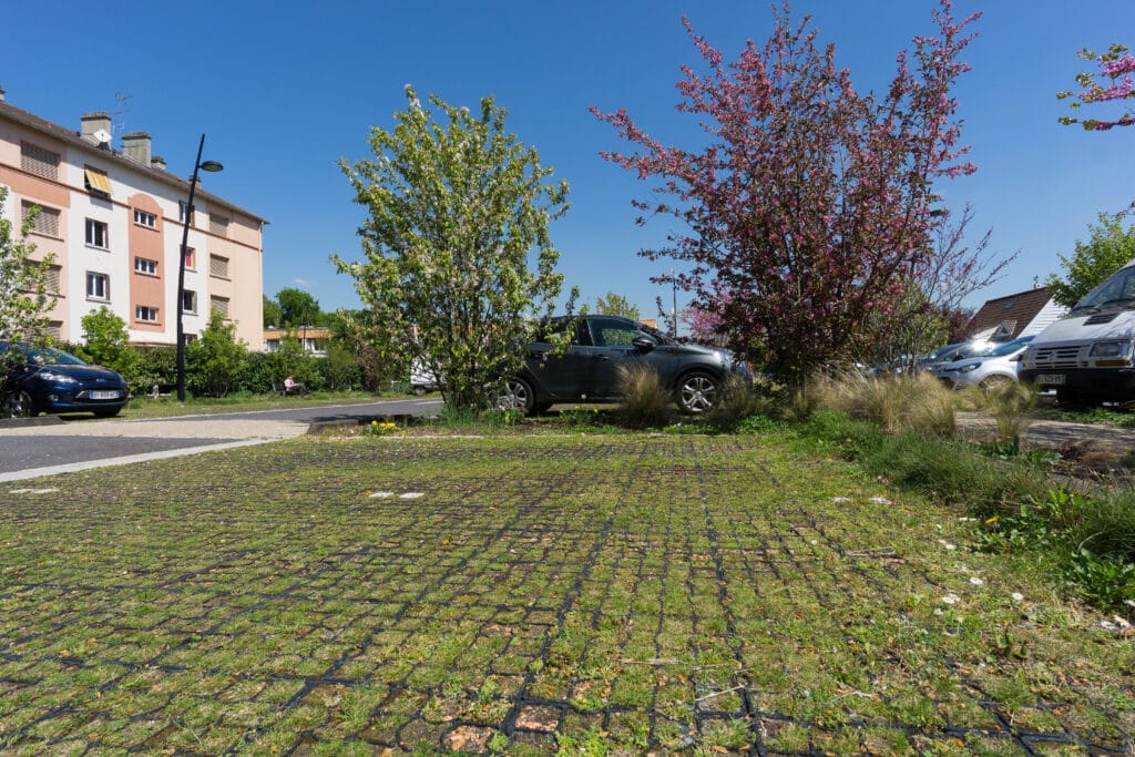 parking perméable végétal du centre ville de Le mesnil le roi - photo prise en 2016