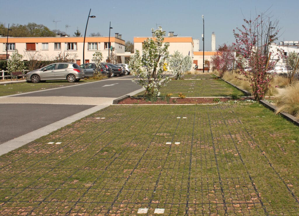parking perméable végétal du centre ville de Le mesnil le roi - photo prise en 2010